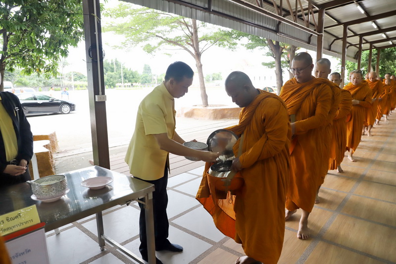 จังหวัดสมุทรปราการ จัดพิธีทำบุญตักบาตรแด่พระภิกษุโครงการบรรพชาอุปสมบทเฉลิมพระเกียรติพระบาทสมเด็จพระเจ้าอยู่หัว เนื่องในโอกาสพระราชพิธีมหามงคลเฉลิมพระชนมพรรษา 6 รอบ 28 กรกฎาคม 2567