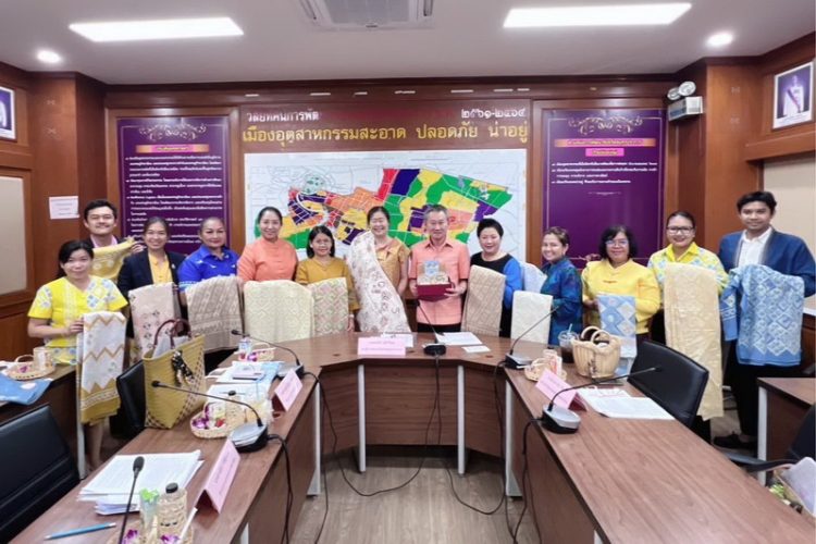 จังหวัดสมุทรปราการ พิจารณากลั่นกรองการประกวดผ้าลายพระราชทาน“ผ้าลายสิริวชิราภรณ์” และงานหัตถกรรม ระดับจังหวัด ประจำปี 2567