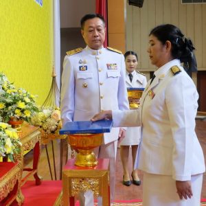 จังหวัดสมุทรปราการ จัดพิธีมอบหนังสือสารานุกรมไทยสำหรับเยาวชน  โดยพระราชประสงค์ในพระบาทสมเด็จพระบรมชนกาธิเบศร มหาภูมิพลอดุลยเดชมหาราช บรมนาถบพิตร เล่ม 44 ฉบับพระราชทาน ให้กับโรงเรียนในพื้นที่ 58 แห่ง