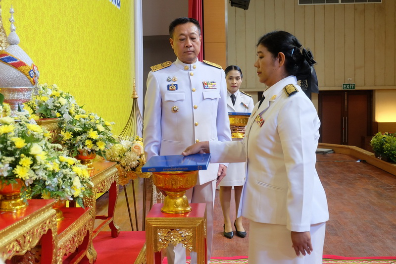 จังหวัดสมุทรปราการ จัดพิธีมอบหนังสือสารานุกรมไทยสำหรับเยาวชน  โดยพระราชประสงค์ในพระบาทสมเด็จพระบรมชนกาธิเบศร มหาภูมิพลอดุลยเดชมหาราช บรมนาถบพิตร เล่ม 44 ฉบับพระราชทาน ให้กับโรงเรียนในพื้นที่ 58 แห่ง