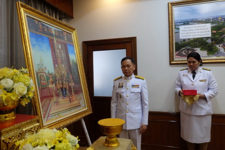 จังหวัดสมุทรปราการ ประกอบพิธีรับพระราชทานเครื่องราชอิสริยาภรณ์ต่อหน้าพระบรมฉายาลักษณ์ฯ